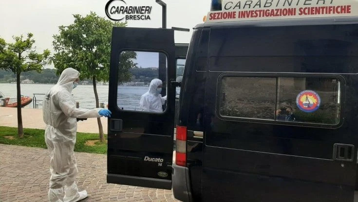 Lago di Garda, trovato un uomo morto su una barca. A bordo abiti femminili, si cerca una donna