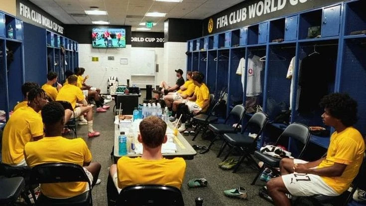 Troppo caldo allo stadio: le riserve del Dortmund guardano la partita in tv nello spogliatoio