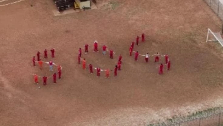 Texas, i migranti detenuti si accorgono del drone dei cronisti e formano un SOS