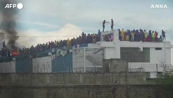 Venezuela, i detenuti si ribellano e occupano la prigione tra lenzuola in fiamme: 
