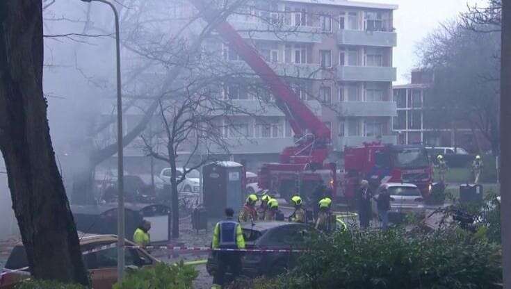 Olanda, esplosione in un condominio all'Aia: i vigili del fuoco provano a domare l'incendio