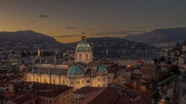 Il Duomo di Como diventa a pagamento per i turisti: “Serve più equilibrio tra fedeli e visitatori”