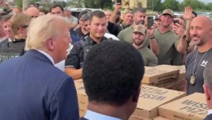 Trump, niente ronda a Washington: solo pizza e strette di mano agli agenti
