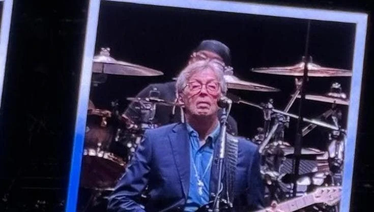 Gaza, Eric Clapton si schiera: sul palco di Assago suona la Fender coi colori della Palestina