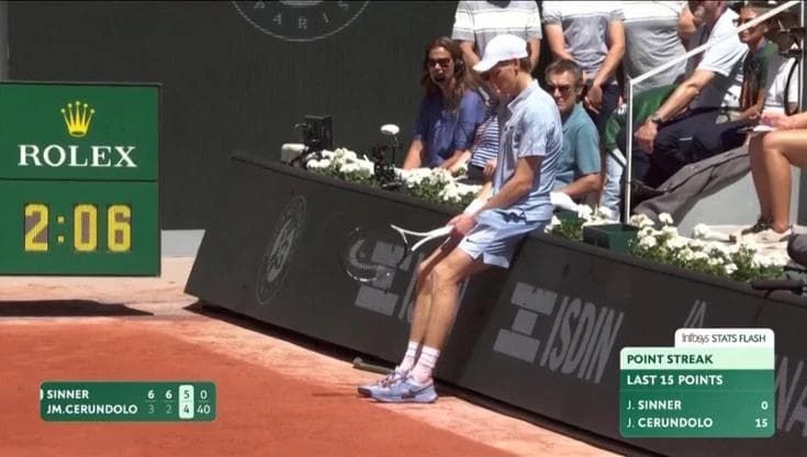 Roland-Garros, Sinner accasciato a bordo campo e sulla racchetta: il momento del crollo al terzo set