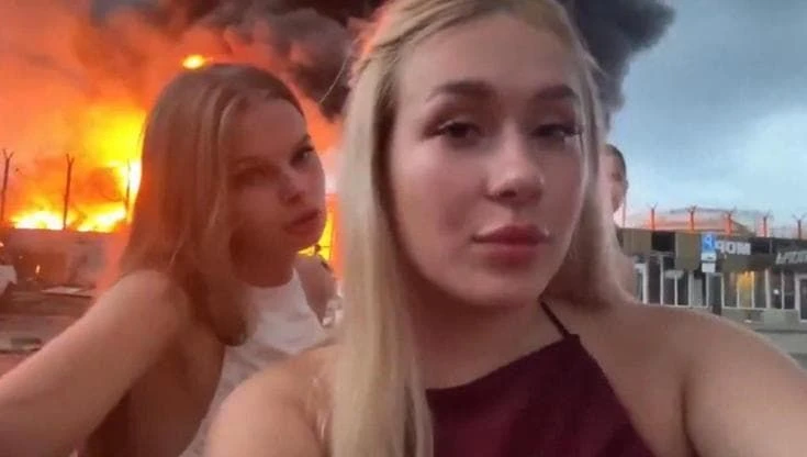 Video selfie davanti all'incendio dopo l'attacco di droni: Mosca ordina l'arresto di due influencer