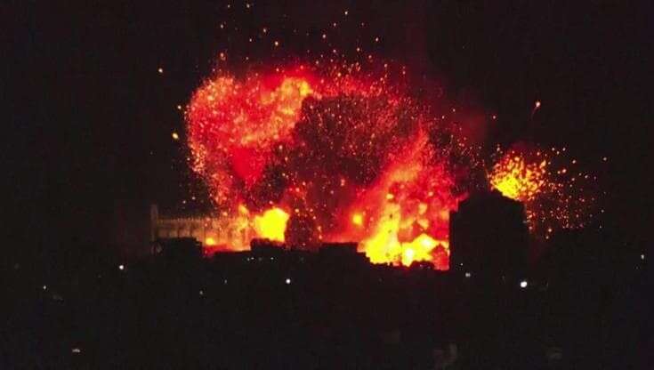 Enorme esplosione fa tremare Beirut: la notte si colora di rosso durante i nuovi attacchi aerei di Israele