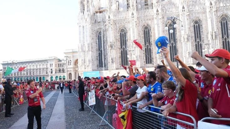 Piazza Duomo si tinge di rosso per la Ferrari: migliaia di tifosi per incontrare Leclerc e Hamilton