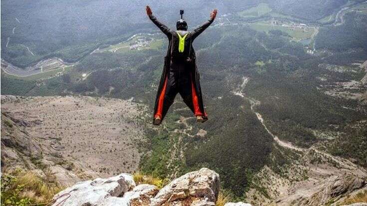 Base jumper muore in Valle d’Aosta, il paracadute si è aperto ma non ha frenato la caduta