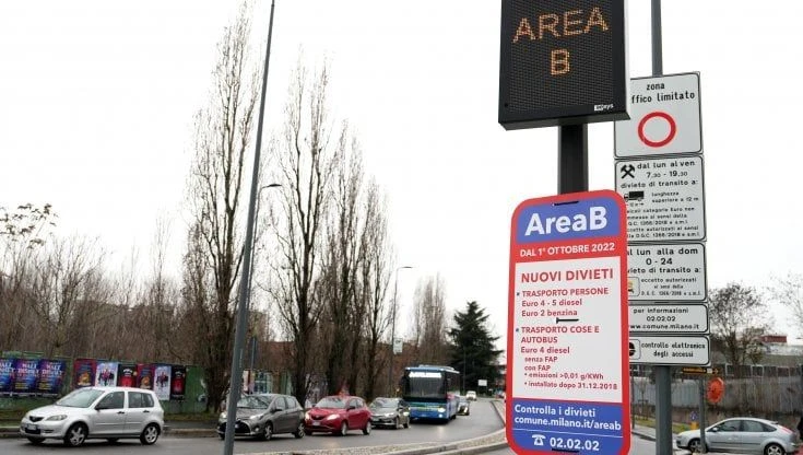 Sale il numero di automobili che entrano a Milano: più 50mila ingressi a marzo. I Verdi: 