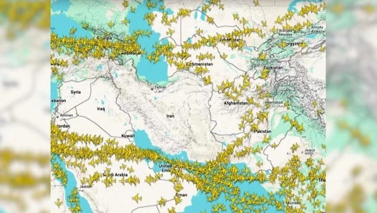 Cieli svuotati dalla guerra: il video mostra l’assenza di traffico aereo su Iran e Israele