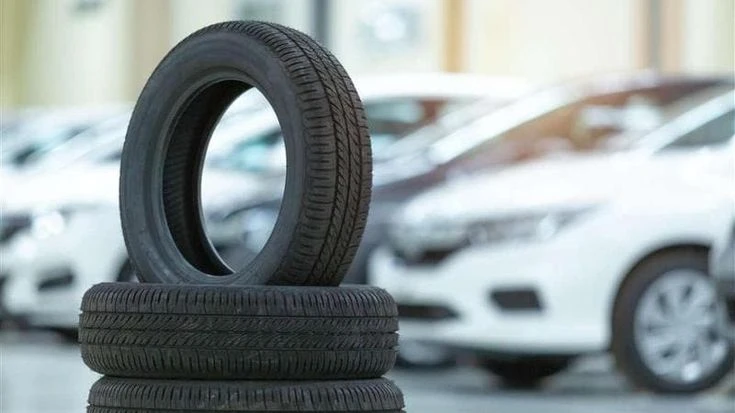 Un’auto su 10 in Italia ha le gomme lisce: l’allarme di Polizia e Assogomma. Tutti i dati