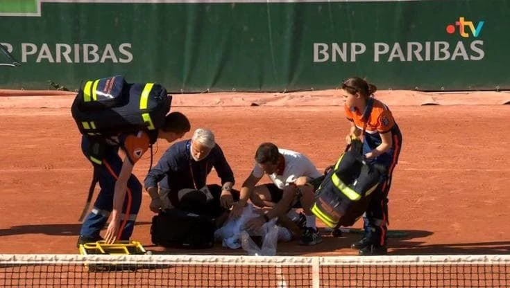 Mensik in preda ai crampi al Roland Garros, batte Navone dopo 5 ore ma non riesce più a rialzarsi
