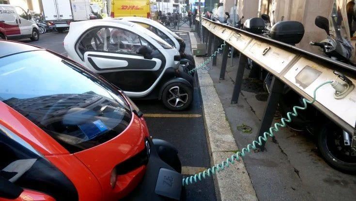 Milano, l'esperto del Politecnico: “Per la svolta elettrica nell’auto serve moltiplicare le colonnine di ricarica