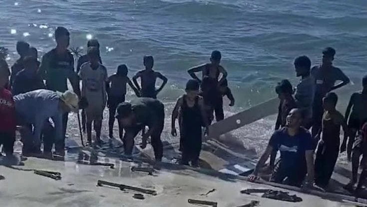 Flotilla, una delle imbarcazioni alla deriva raggiunge Gaza: decine di persone la trascinano a riva