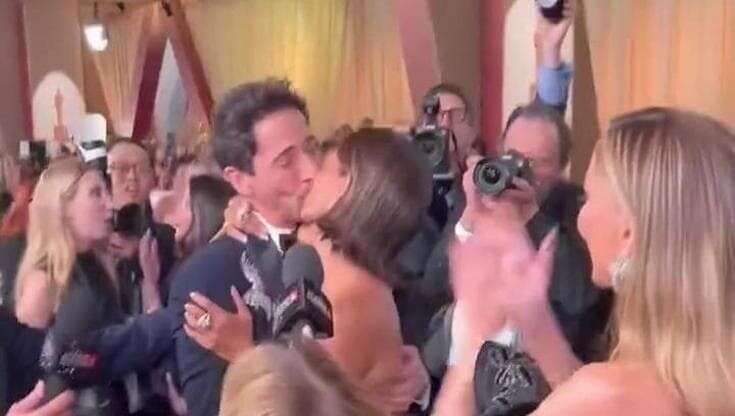 Oscar, Halle Berry e Adrien Brody come 22 anni fa: il bacio appassionato tra i due attori