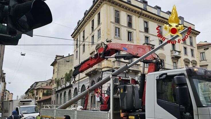 Corso Italia, camion trancia fili del tram 15 con un braccio meccanico: ritardi e traffico bloccato