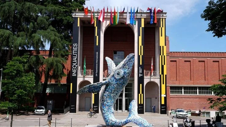 Triennale, incendiata la balena di cartapesta di Allegrucci: la polizia sulle tracce del piromane