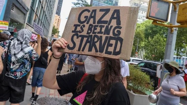 Gaza, le news. Il blocco degli aiuti costringe Israele a distruggere il cibo scaduto di mille camion