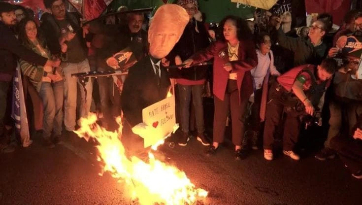 San Paolo, in migliaia protestano contro i dazi di Trump: 