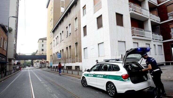 Milano, si scontra con la pattuglia di vigili e fugge lasciando in auto la sorella: poi si pente e torna indietro