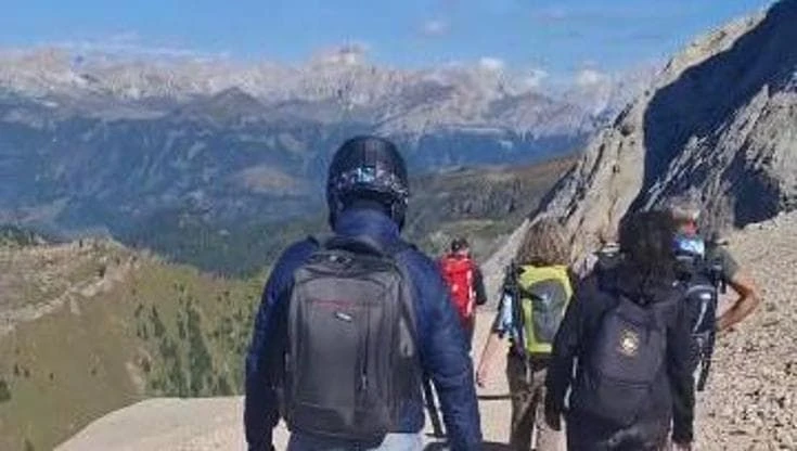 Marmolada, in monoruota elettrico lungo il sentiero per raggiungere il fronte del ghiacciaio