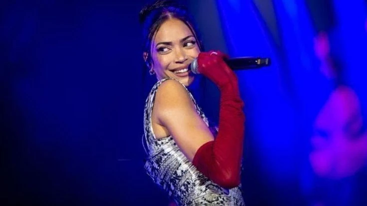 Elodie infuriata al concerto: il dito medio a due spettatori e le voci su una rottura con Iannone