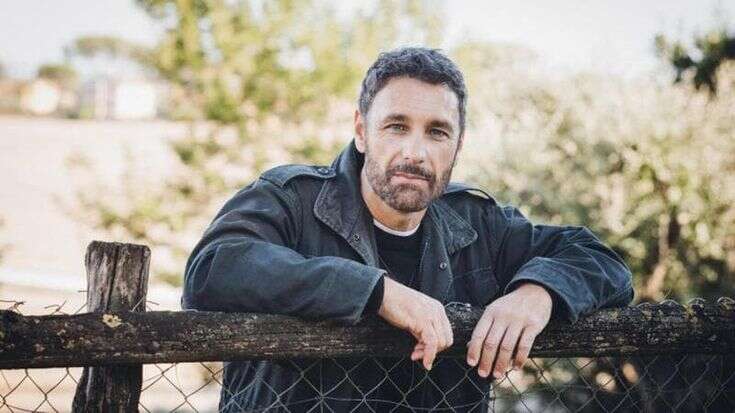 Raoul Bova è di nuovo Don Massimo nella nuova stagione di “Don Matteo”. E parla di perdono: “Non è una cosa così scontata”