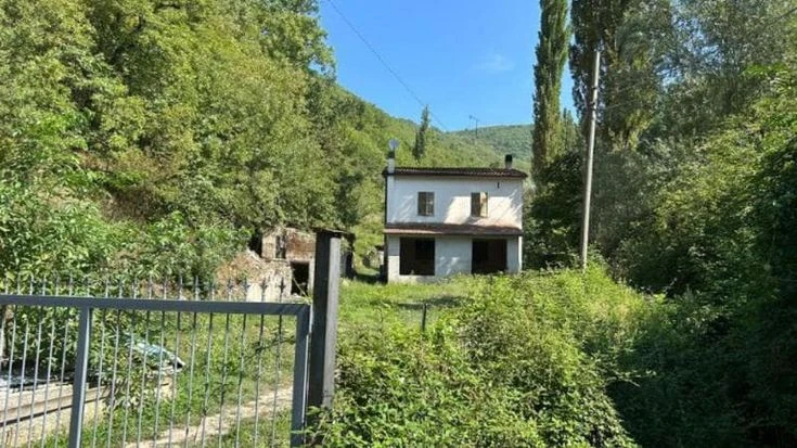 “Mia mamma è sepolta in giardino”. Segnalazione figlia fa trovare cadavere di una donna a Terni