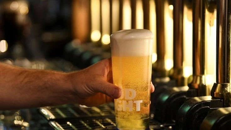 Brexit, mancano i lavoratori e il re euroscettico dei pub inglesi cambia idea: 