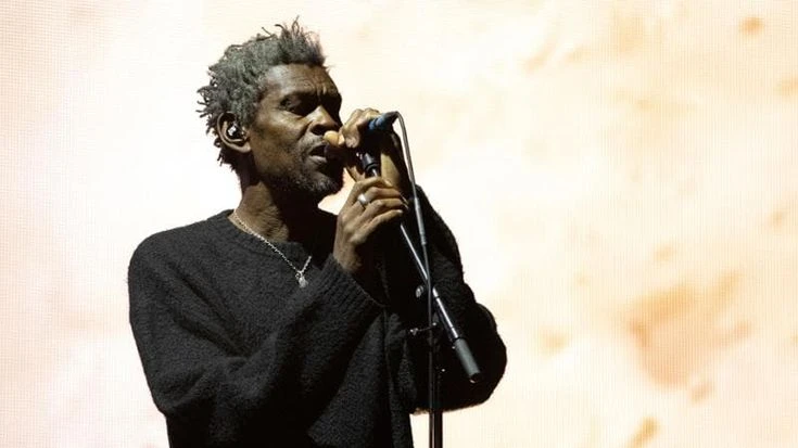 Massive Attack e Brian Eno creano un’alleanza tra artisti per poter parlare di Gaza: “Basta minacce”