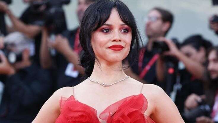 Venezia, Jenna Ortega e il trucco monocromo rosso da “principessa gotica”. A chi sta bene? La risposta dell’esperto