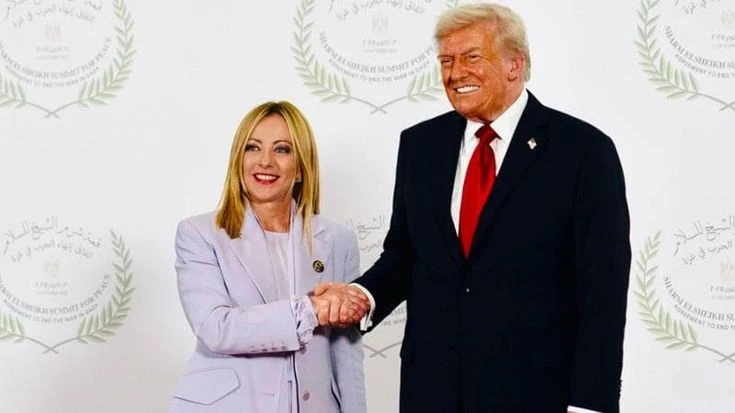 Siparietto tra Meloni e Trump: “Sei bellissima”. E Erdogan le dice: “Devi smettere di fumare”
