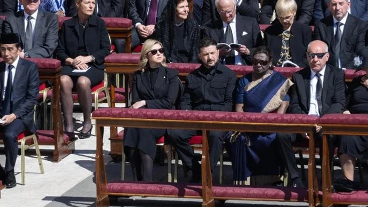 Niente mimetica, ma giacca scura: lo strappo di Zelensky all’abito da guerra