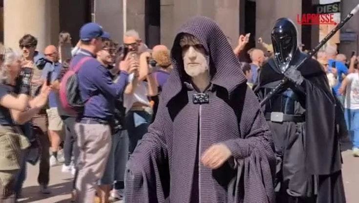 Jedi e spade laser nel centro di Milano: la parata dei fan per lo Star Wars day