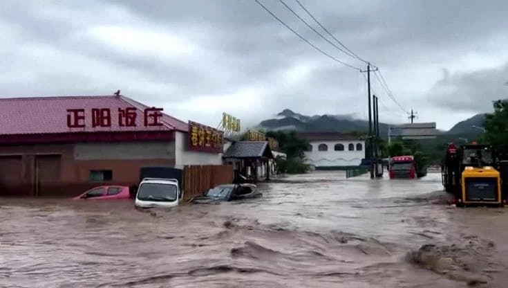 Alluvioni a Pechino, l'acqua investe la casa di cura: anziani in trappola salvati dai pompieri