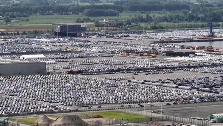 Porto di Anversa-Bruges in crisi: migliaia di veicoli fermi per i dazi USA