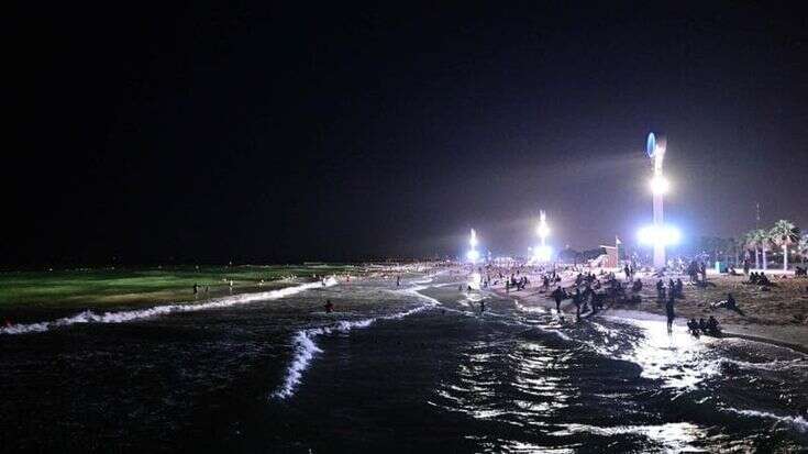 Dubai, il successo delle spiagge “by night”. Luci da stadio, bagnini h24 e recinti antisqualo per trattenere i turisti in fuga per il caldo