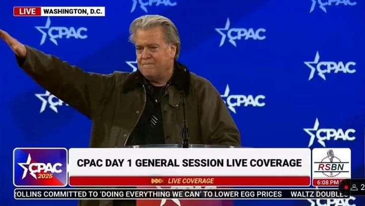 Il saluto romano di Steve Bannon alla convention della destra statunitense Cpac