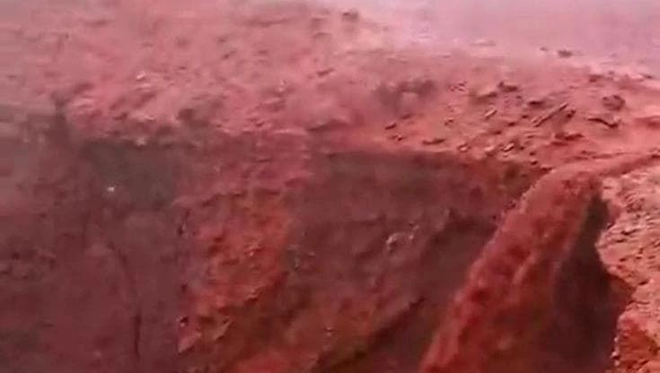 Spiagge rosso sangue in Iran: le impressionanti cascate filmate sull'isola di Hormuz