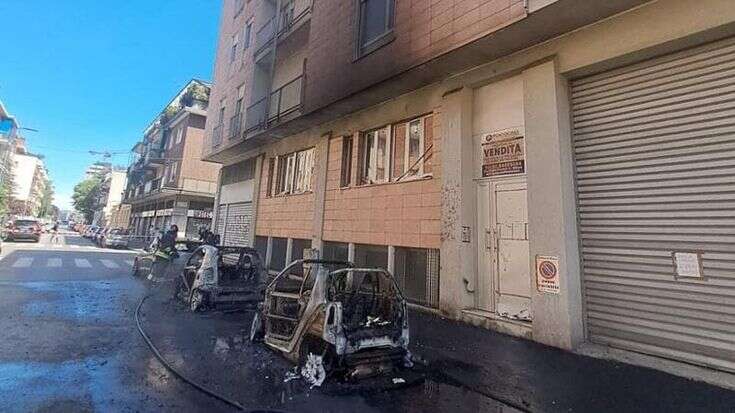 Incendio in via Meucci: a fuoco due automobili e la facciata di un palazzo. Strada chiusa al traffico