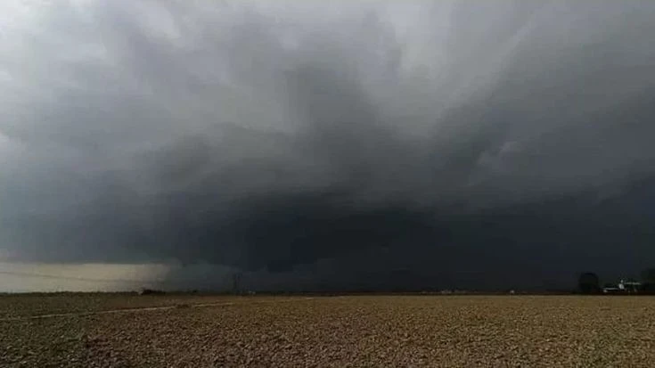 Maltempo: tempesta di fulmini in Toscana, si allaga Venezia, a Roma decine di alberi caduti