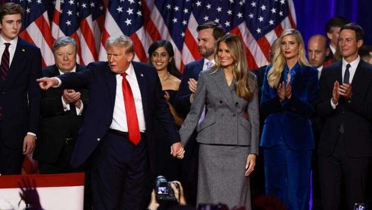 Melania Trump, il look per la notte delle elezioni è un inno al power dressing. Ecco di chi è il suo tailleur e cosa ha voluto comunicare