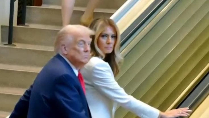 Trump arriva alle Nazione Unite: si blocca la scala mobile, costretto a salire a piedi