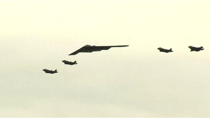 Anchorage, un bombardiere B-2 sorvola la base militare all'arrivo di Putin e Trump