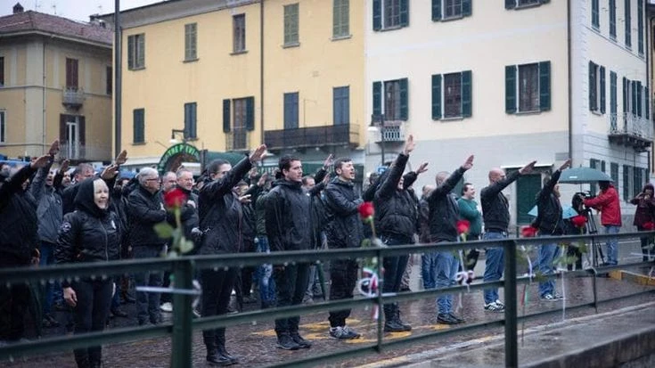 Saluti romani a Dongo, gli antifascisti cantano “Bella ciao”