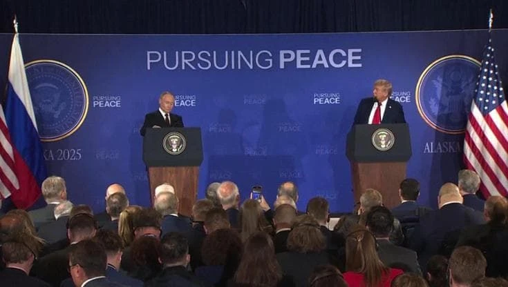 Alaska, in conferenza stampa Putin sorprende Trump: 
