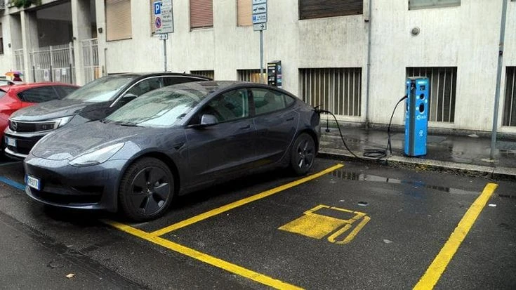 Auto elettriche, sale la quota a luglio in Europa. Ma i costruttori: “Obiettivo 2035 non fattibile”
