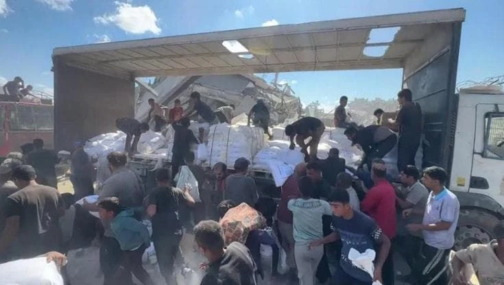 Gaza. Urla, corse, clacson: l'assalto ai camion degli aiuti nella Striscia del cessate il fuoco