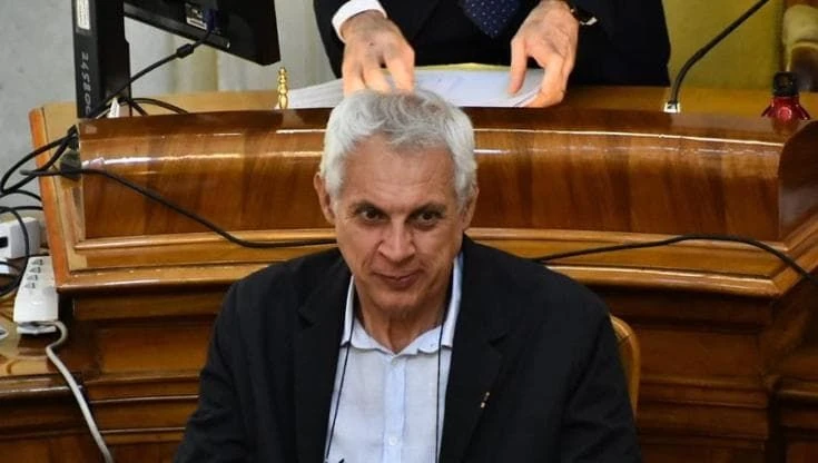 Il sindaco di Reggio Emilia Massari salva un uomo svenuto in aereo